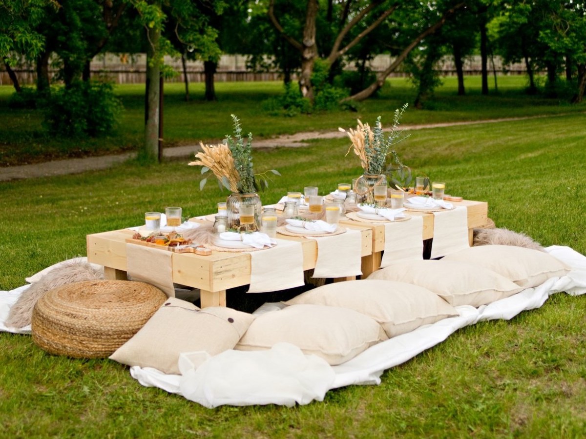CURRENT Picnic makes for the easiest, chicest picnic in the 'Peg - CURRENT Picnic brings luxury picnics to Winnipeg. (Photo by Red Photo Co.)