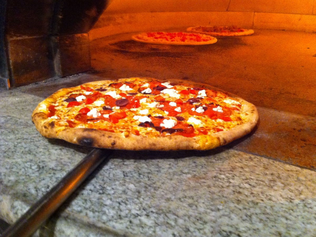 Delicious Winnipeg dishes to ward off a cold - White coal fired pizza from Carbone