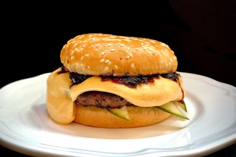 “Smoked Gouda Fondue Burger” – Amsterdam Tea Room & Bar 