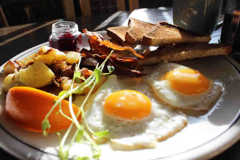 Breakfast is served at Promenade Café and Wine
