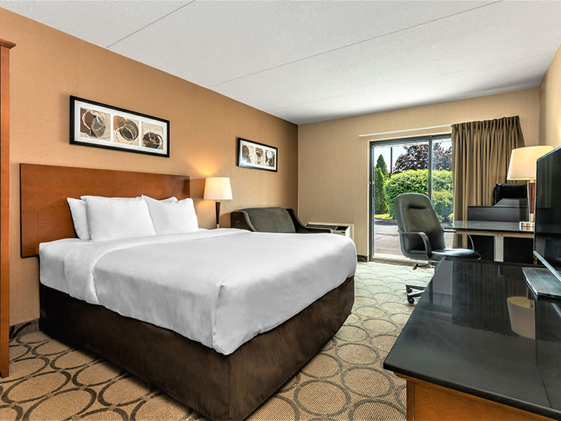Guestroom with Queen bed drive-up with patio,Photo:  TI Sheffield